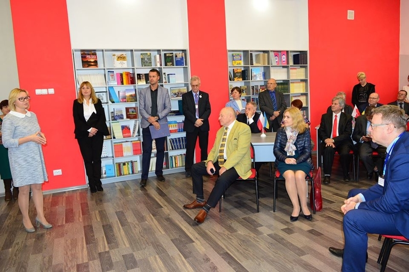 Pid chas vidkryttyamultimed res centr z vyvch pol mov