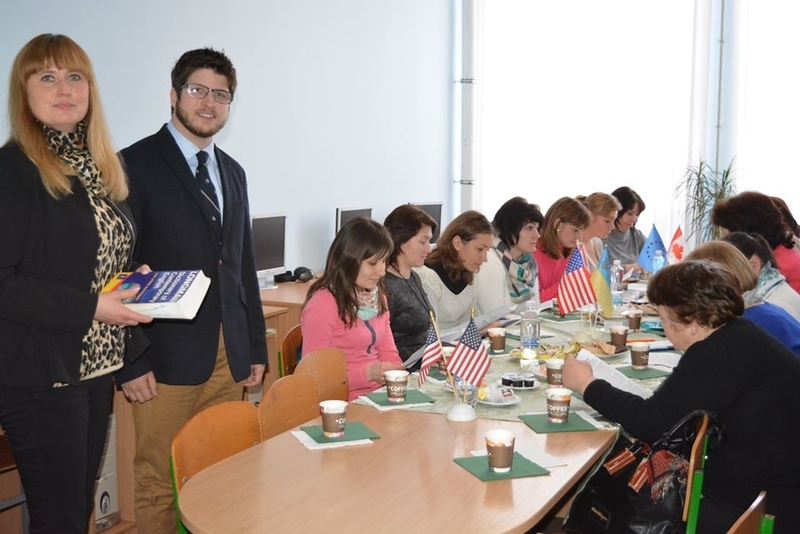 zavkaf vorontsova NG ta volonter Korpusu myru USA Abram Krause provodyat navch metod seminar dlya vchyteliv ang movy shumskogo rayonu 