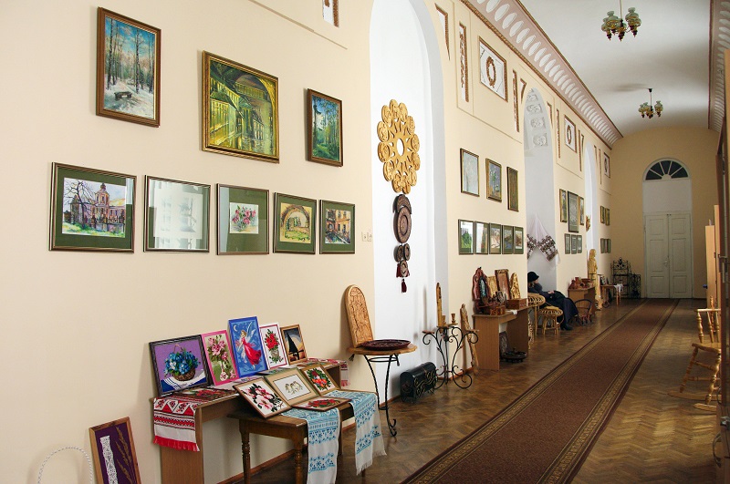 Tvorchi roboty studentiv u vystavkоvij zali